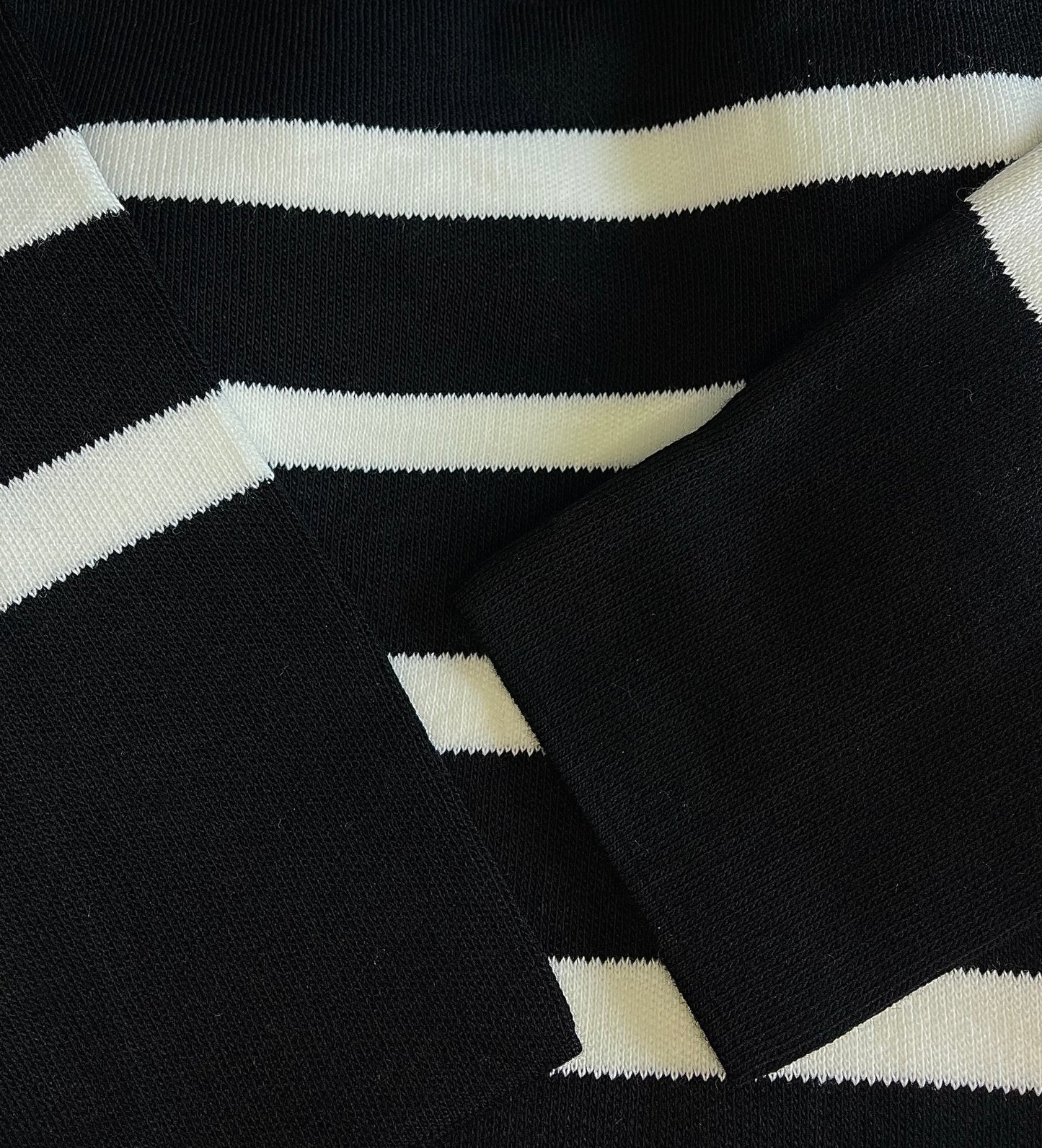 Schwarz und ecru gestreiftes Pulloverkleid