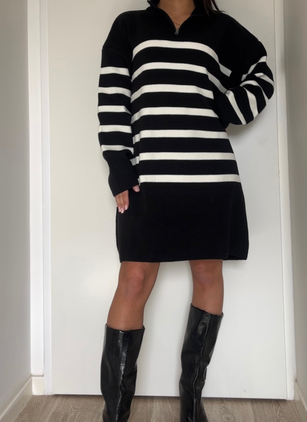 Schwarz und ecru gestreiftes Pulloverkleid