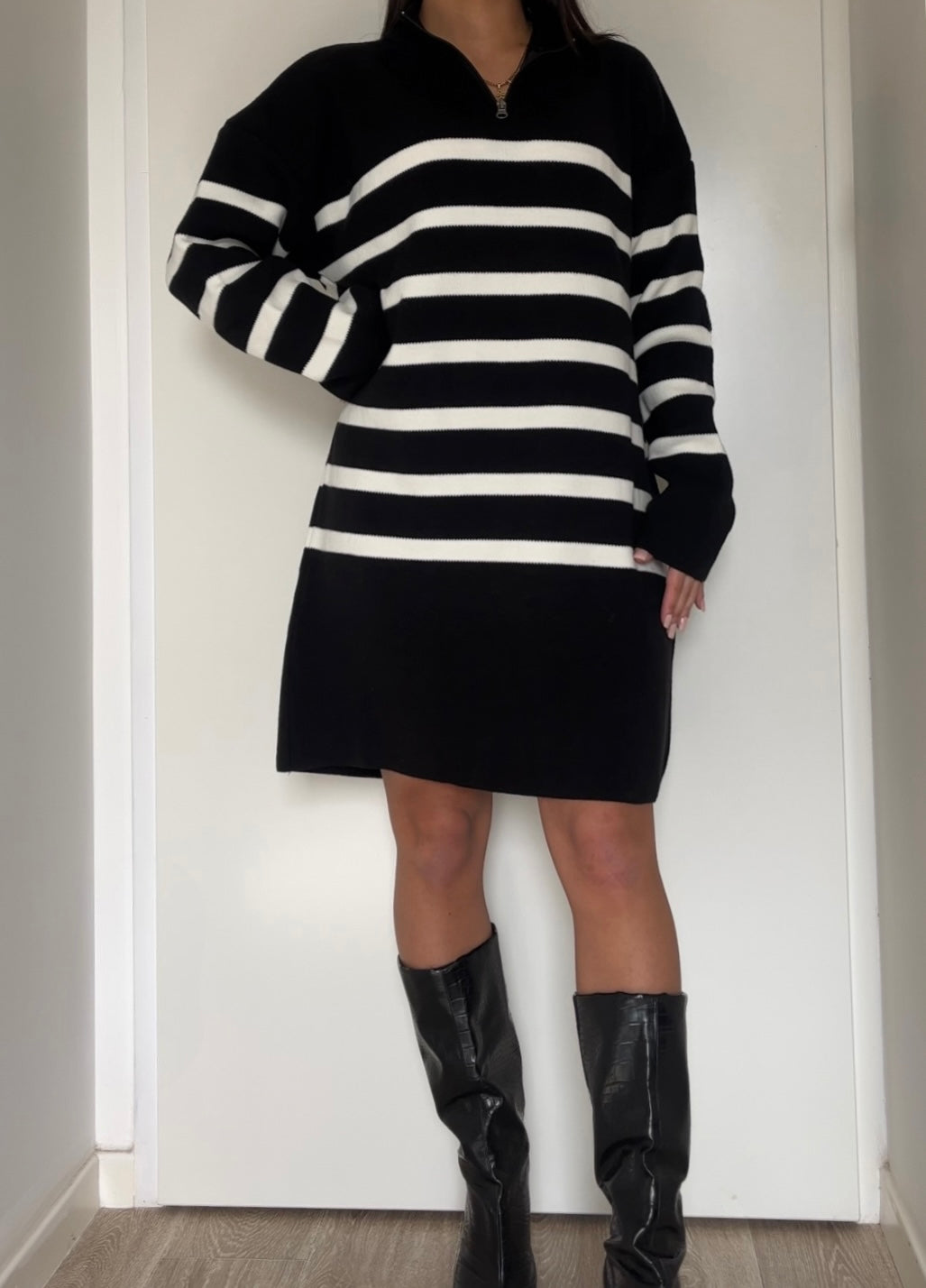 Schwarz und ecru gestreiftes Pulloverkleid