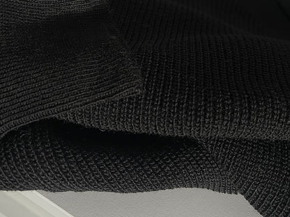 Schwarzer Pullover mit goldenem Knopf