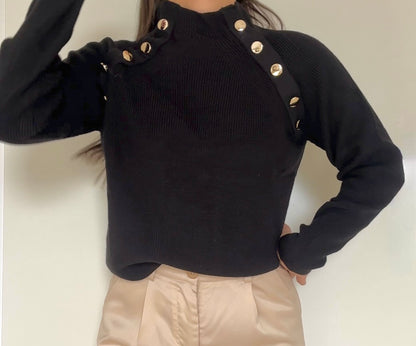 Schwarzer Pullover mit goldenem Knopf